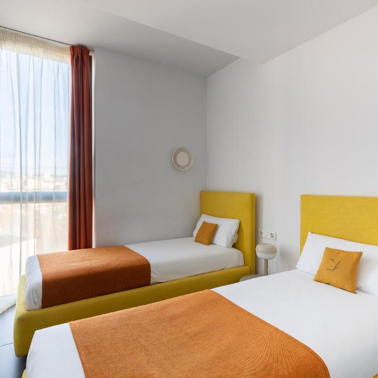 Cosmo Apartments Sants - Three-Bedroom Deluxe Apartment - 6