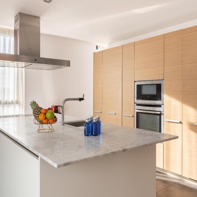 Cosmo Apartments Sants - Three-Bedroom Deluxe Apartment - 12