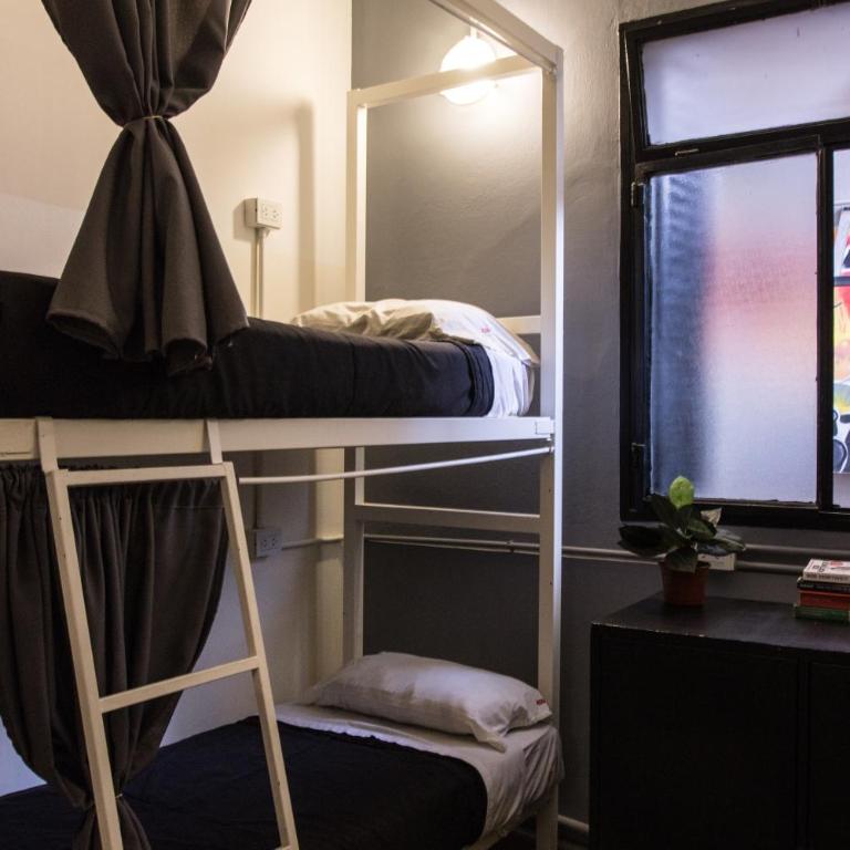 Aldea Hostel & Café - Cama en habitación compartida femenina de 6 camas con baño privado - 8