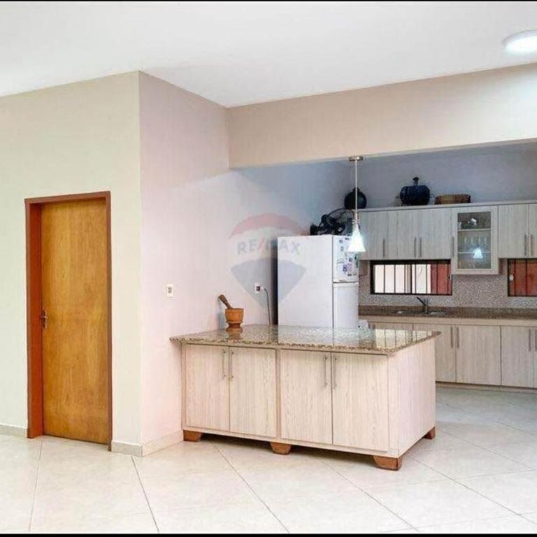 Casa en el centro de Encarnacion con tres habitaciones - Casa con 1 dormitorio - 5