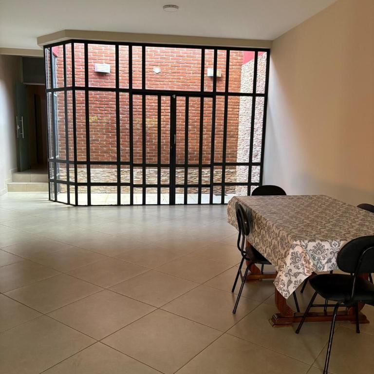 Casa en el centro de Encarnacion con tres habitaciones - Casa con 1 dormitorio - 6
