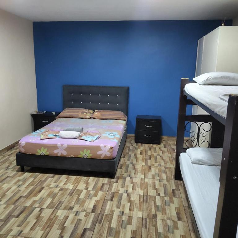 Hostal Avanza - Family Room - 3