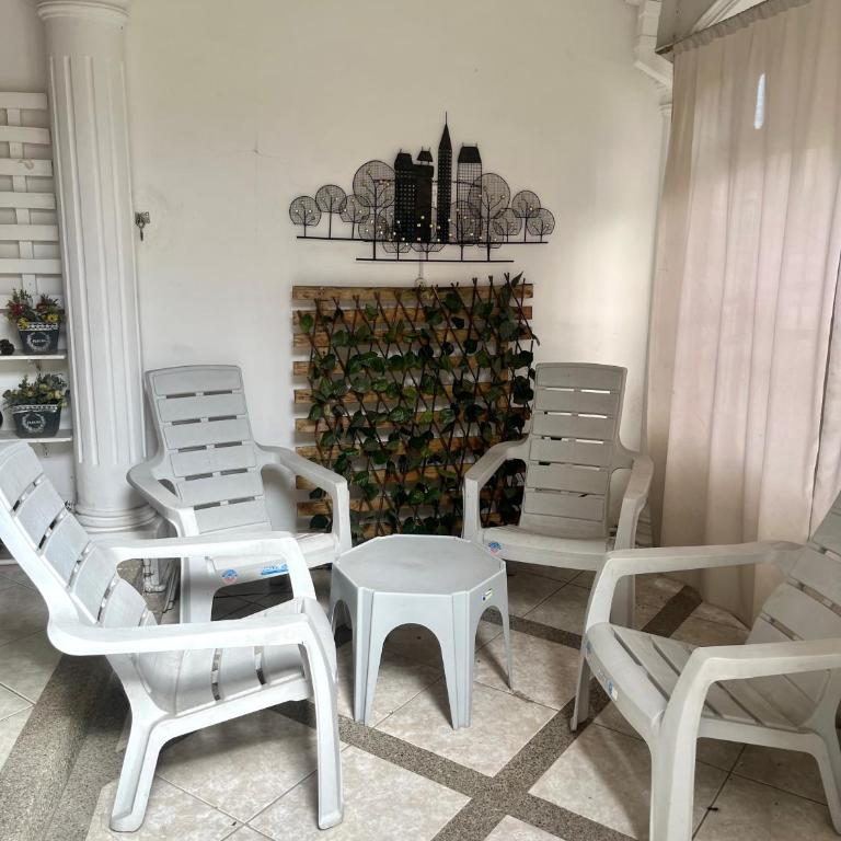 Moderno, grande, amplia vista, parqueo - Three-Bedroom Apartment - 65