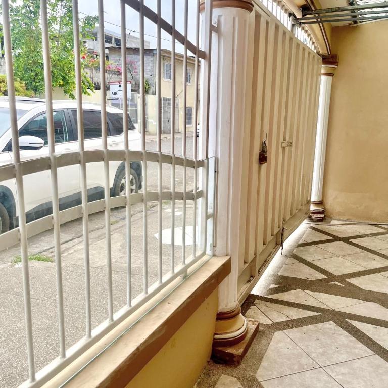 Moderno, grande, amplia vista, parqueo - Three-Bedroom Apartment - 66