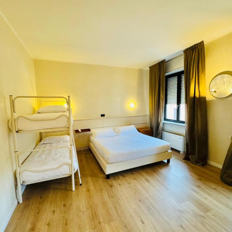 Hotel Pex Mantova - Camera Familiare con Bagno Privato - 4