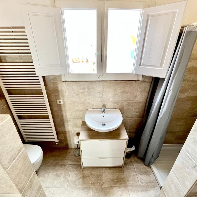 Townhouse in Rosas near Platja de Roses - Three-Bedroom Apartment - 27