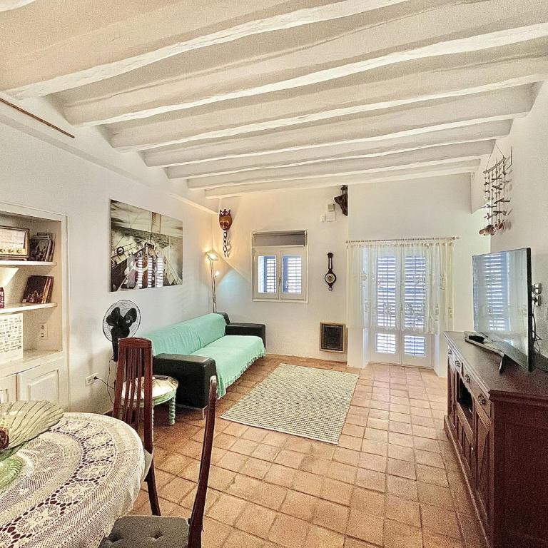 Townhouse in Rosas near Platja de Roses - Three-Bedroom Apartment - 10