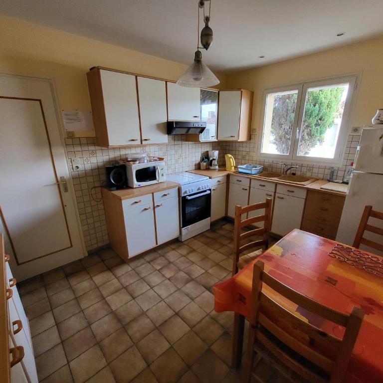 AGREABLE MAISON 2 CHAMBRES AVEC PISICINE ET STATIONNEMENT DANS UN QUARTIER CALME - FR-1-92-947 - Maison de Vacances - 5