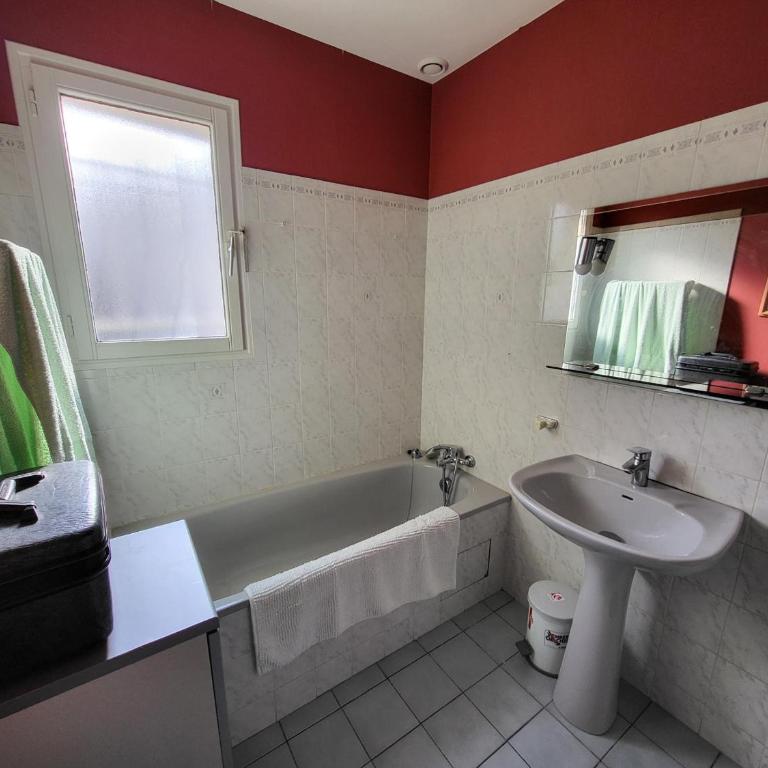 AGREABLE MAISON 2 CHAMBRES AVEC PISICINE ET STATIONNEMENT DANS UN QUARTIER CALME - FR-1-92-947 - Maison de Vacances - 9