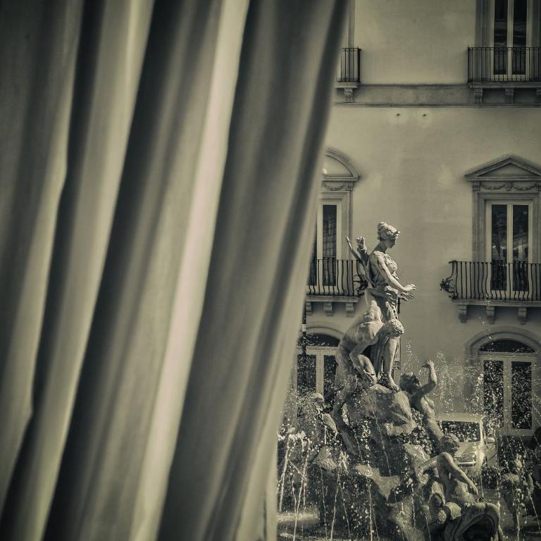 B&B Diana - Camera Matrimoniale/Doppia con Letti Singoli con Balcone e Vista Piazza - 11