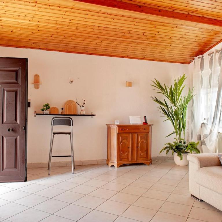 Free Parking - Quiet and Bright City Center Apartment - One-Bedroom Apartment - 4