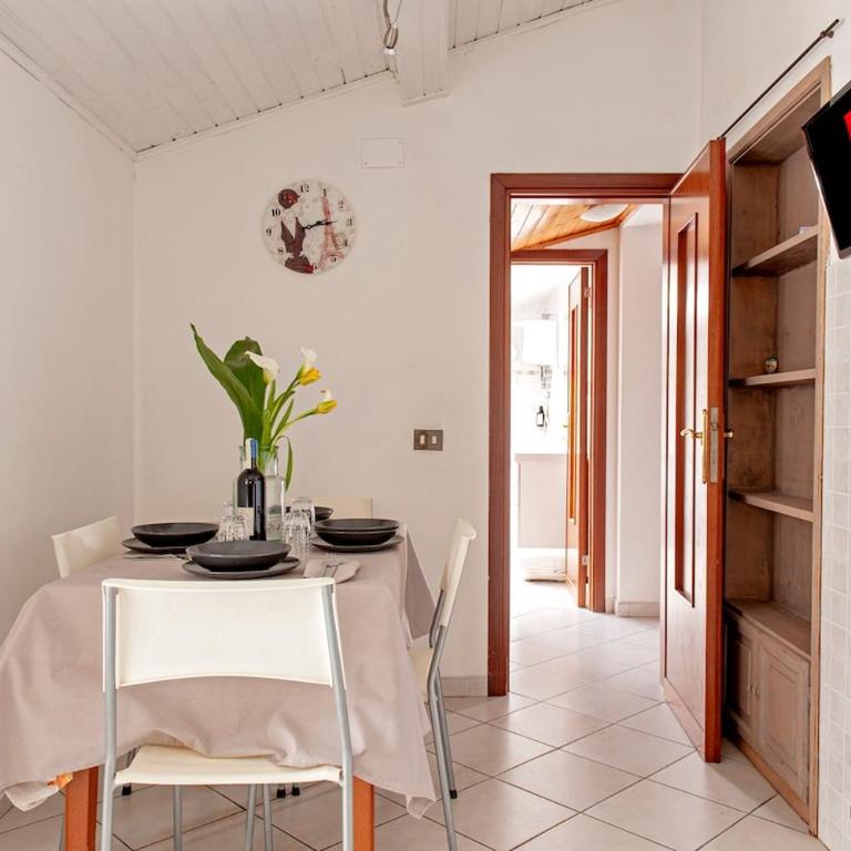Free Parking - Quiet and Bright City Center Apartment - One-Bedroom Apartment - 6