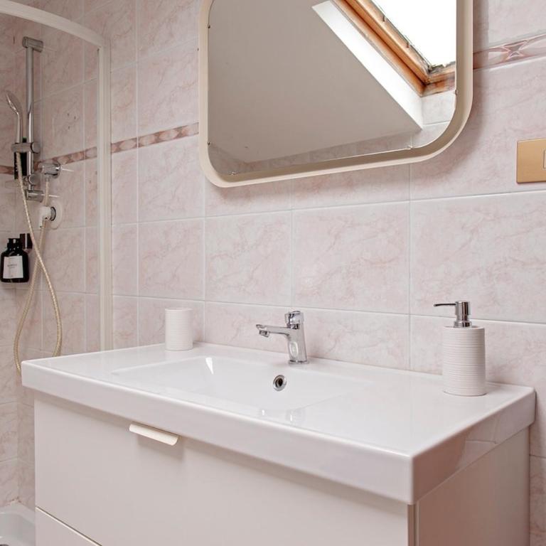 Free Parking - Quiet and Bright City Center Apartment - One-Bedroom Apartment - 15