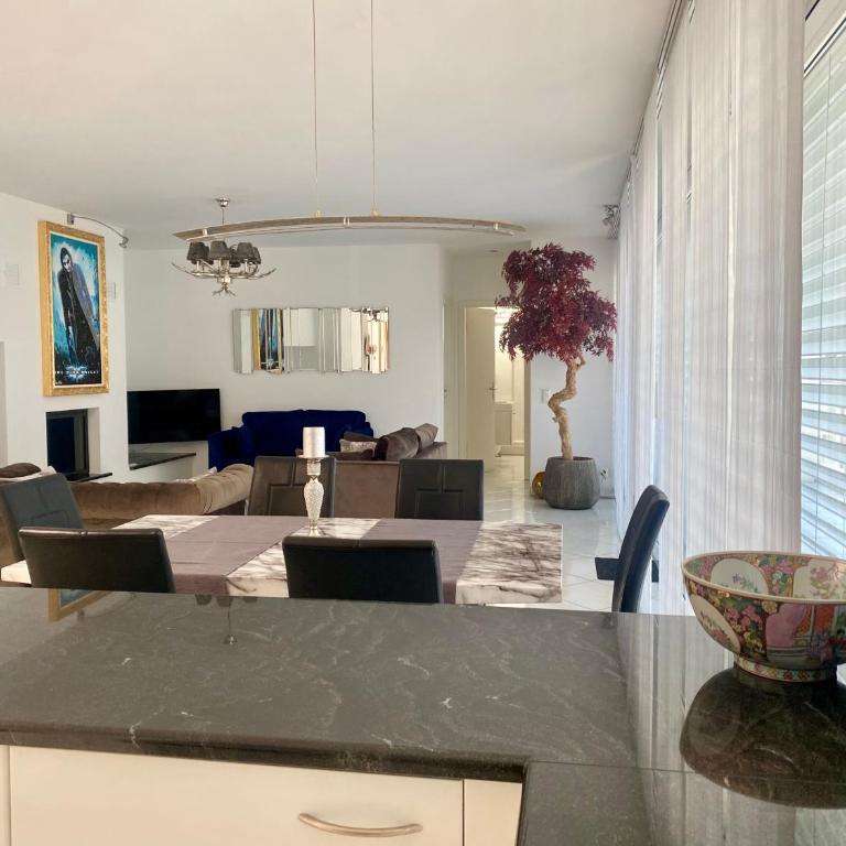 Holiday Penthouse - Two-Bedroom Deluxe Apartment with Balcony - 7
