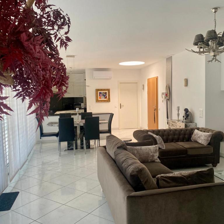 Holiday Penthouse - Two-Bedroom Deluxe Apartment with Balcony - 1