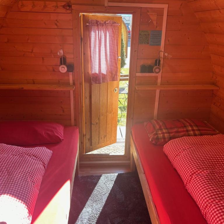 Inn-side ADVENTURE CABINS - Familienzimmer mit Gemeinschaftsbad - 3