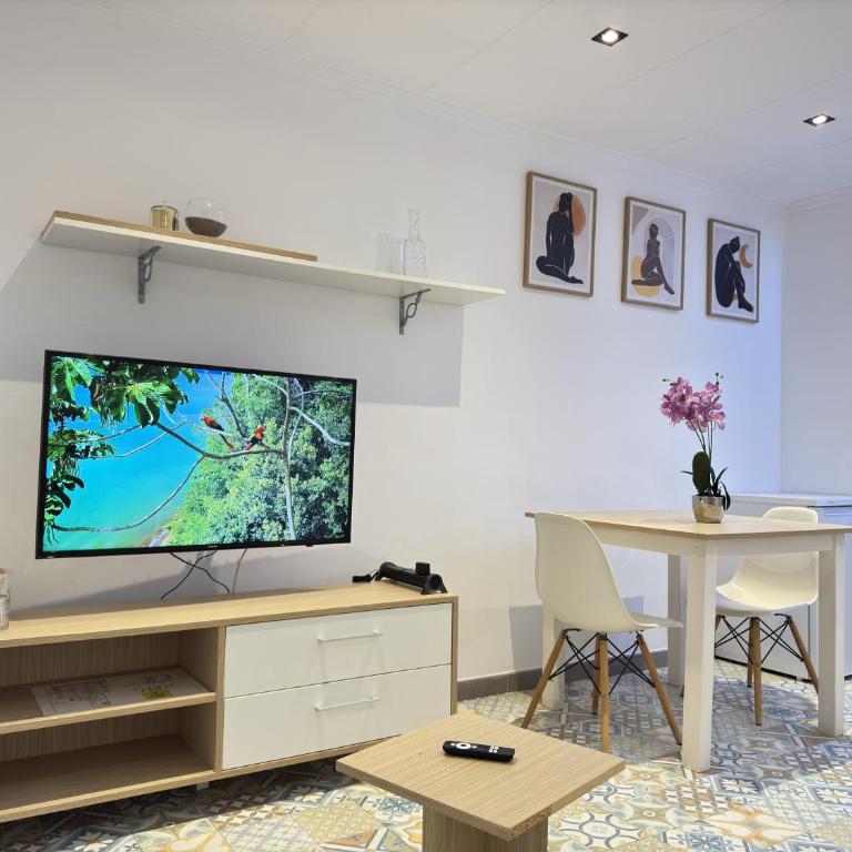 Céntrico, reformado, frente a playa de Alicante y piscina - One-Bedroom Apartment - 7