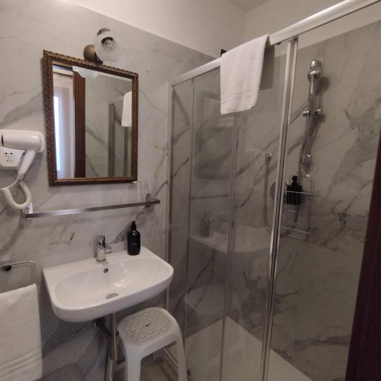 Alloggi SS Giovanni e Paolo - Camera Matrimoniale con Bagno Privato - 8