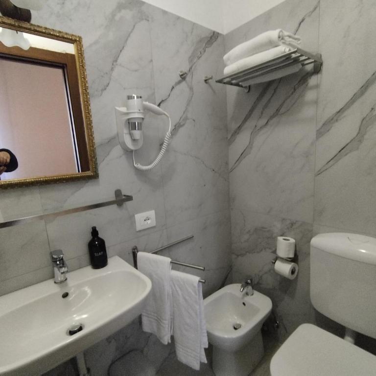 Alloggi SS Giovanni e Paolo - Camera Tripla con Bagno Privato - 6