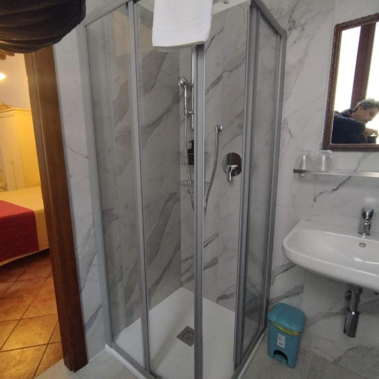 Alloggi SS Giovanni e Paolo - Camera Matrimoniale con Bagno Privato - 11