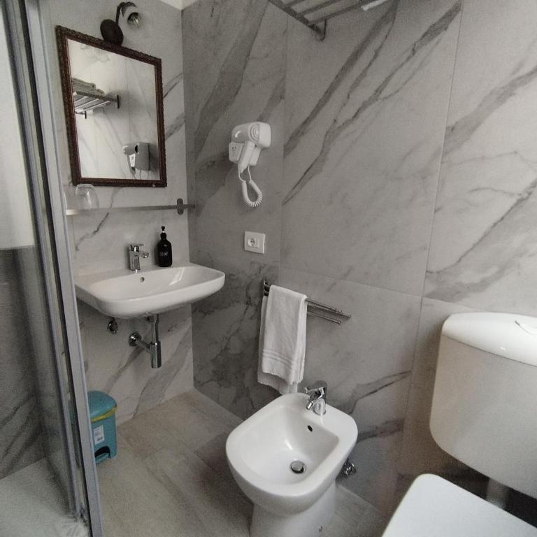 Alloggi SS Giovanni e Paolo - Camera Matrimoniale con Bagno Privato - 10