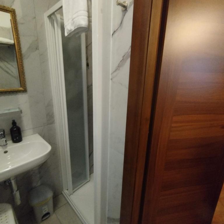 Alloggi SS Giovanni e Paolo - Camera Familiare con Bagno Privato - 5
