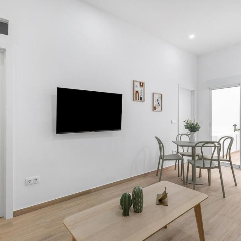 Urban Chic Oasis with AC, Private Pool and Wifi - Two-Bedroom Apartment - 6