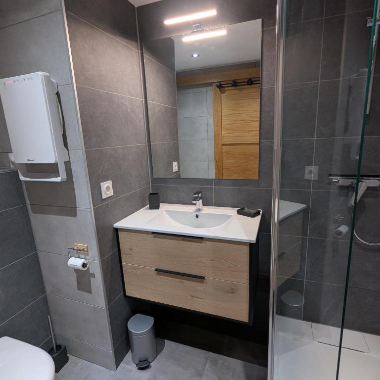 SAMOENS - HAUTE SAVOIE Appartement 4-6 Personnes - Piscines Intérieure - Extérieure - Appartement 2 Chambres - 5