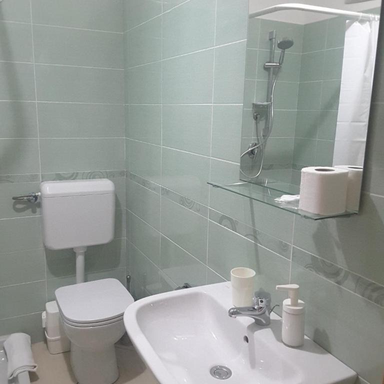 Iriss - Double Room with Private Bathroom - 2