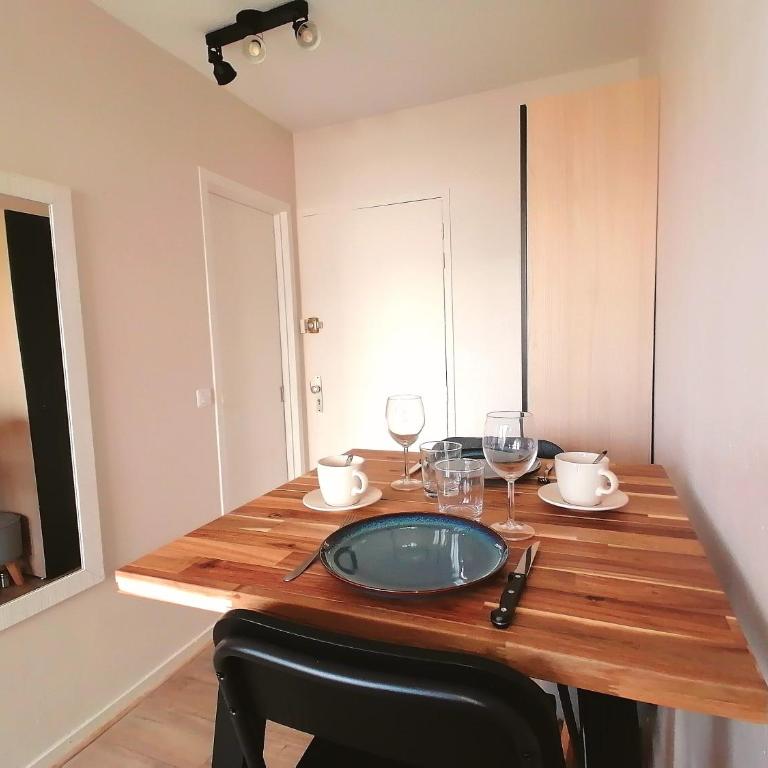 Joli studio front de mer Balcon WIFI vue cour - Studio Apartment with One Double Bed - 8
