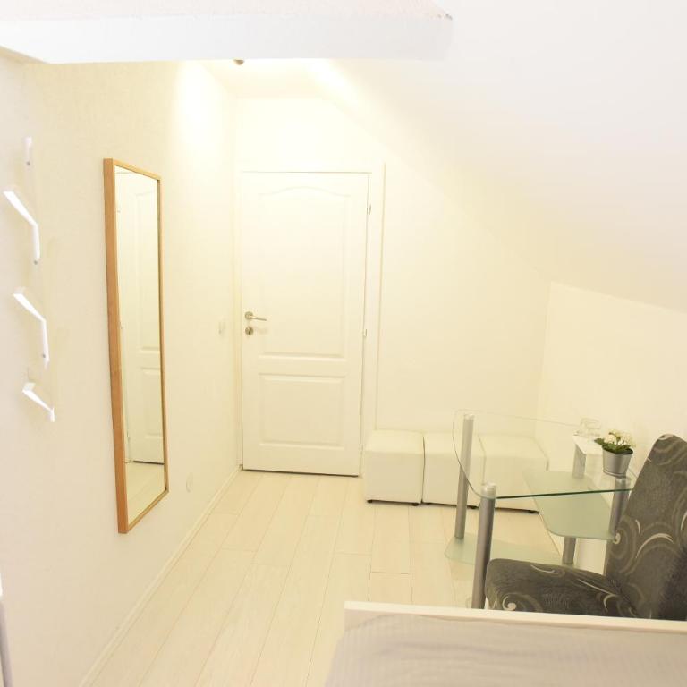 Zelena Dolina - Basic Triple Room with Shared Bathroom - 2