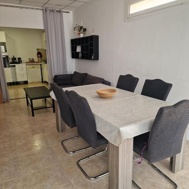 Family Vacation Casita - Three-Bedroom Apartment - 8