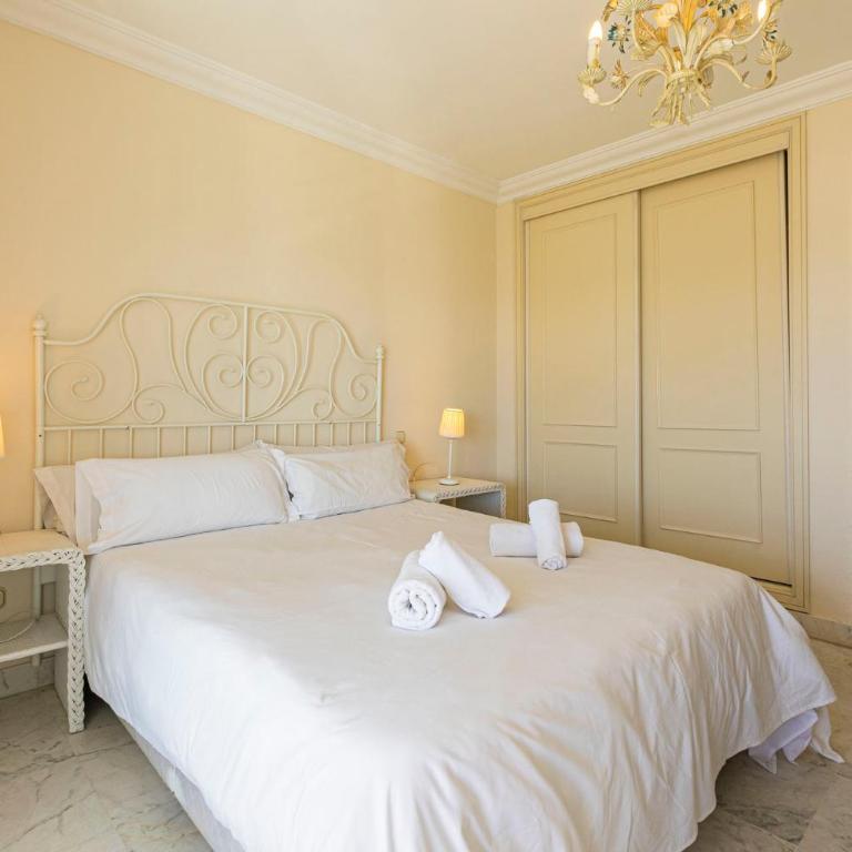 MARBELLA HOME RENTALS - Marina Banus, Puerto Banus, seaview, 2BR, parking & pool - Two-Bedroom Apartment with Balcony and Sea View - 28