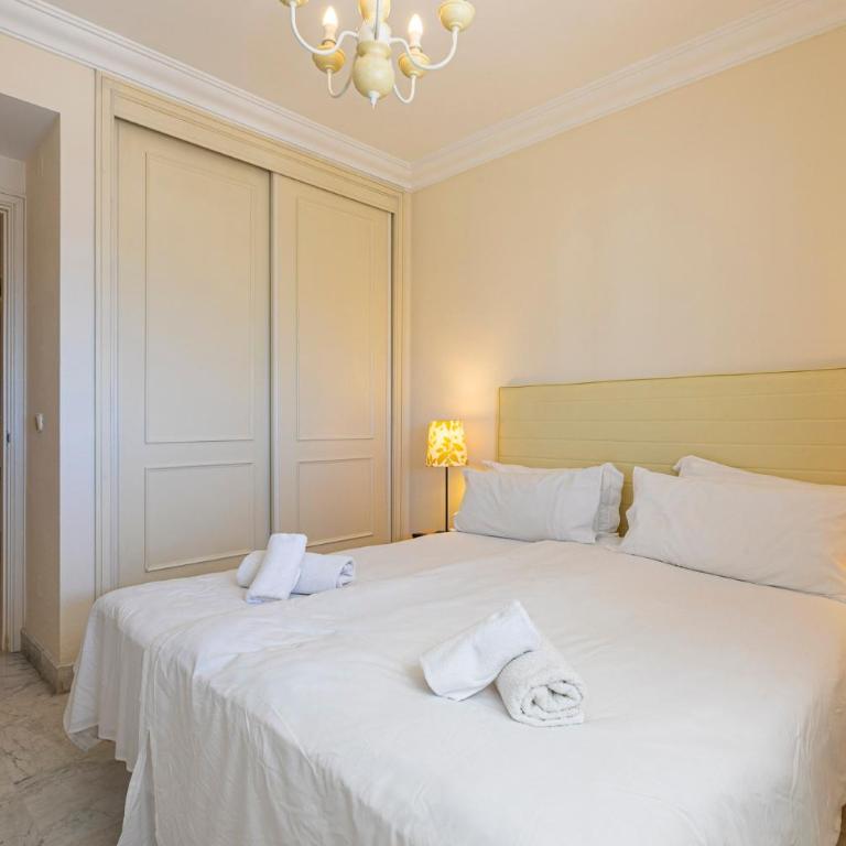 MARBELLA HOME RENTALS - Marina Banus, Puerto Banus, seaview, 2BR, parking & pool - Two-Bedroom Apartment with Balcony and Sea View - 19