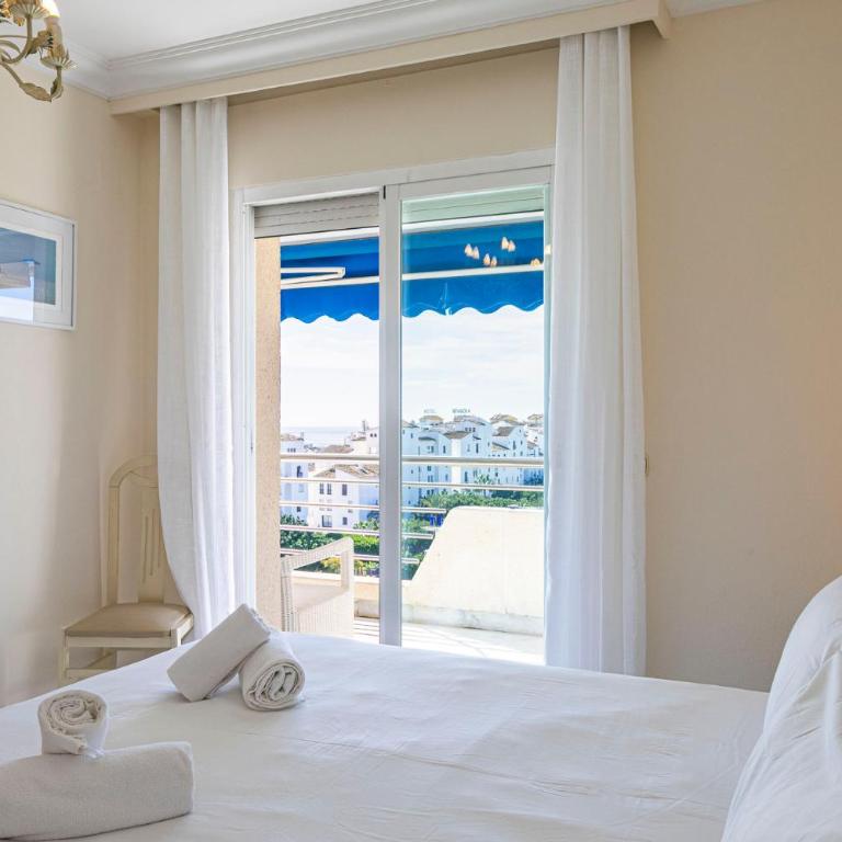 MARBELLA HOME RENTALS - Marina Banus, Puerto Banus, seaview, 2BR, parking & pool - Two-Bedroom Apartment with Balcony and Sea View - 12