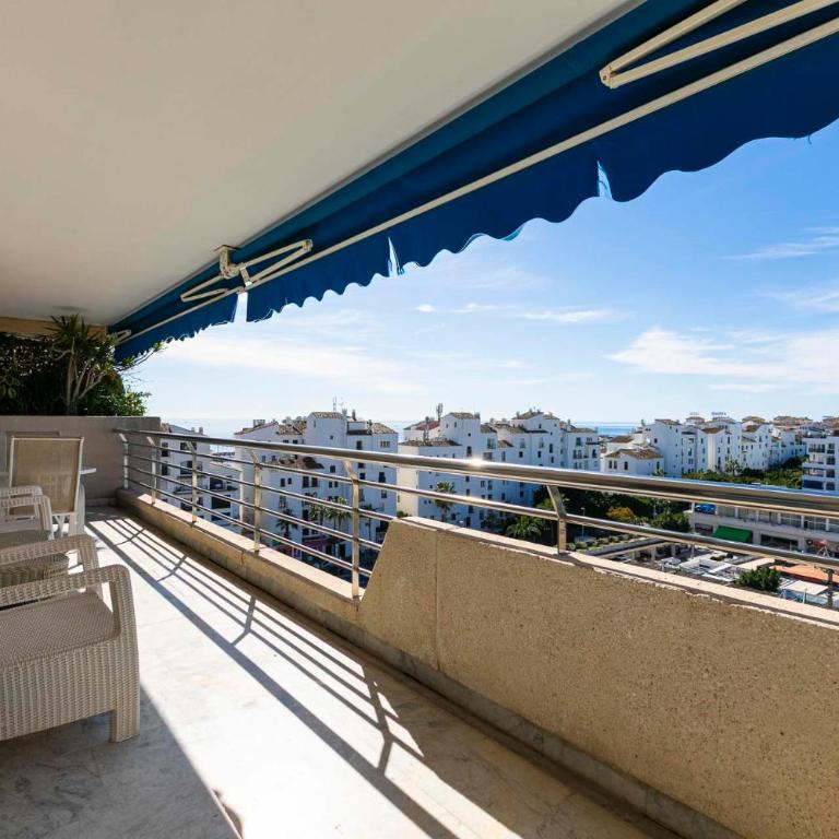 MARBELLA HOME RENTALS - Marina Banus, Puerto Banus, seaview, 2BR, parking & pool - Two-Bedroom Apartment with Balcony and Sea View - 11