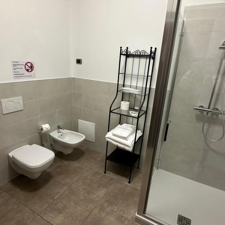 10 Minutes B&B Bed & Breakfast - Camera Matrimoniale con Bagno Privato - 11