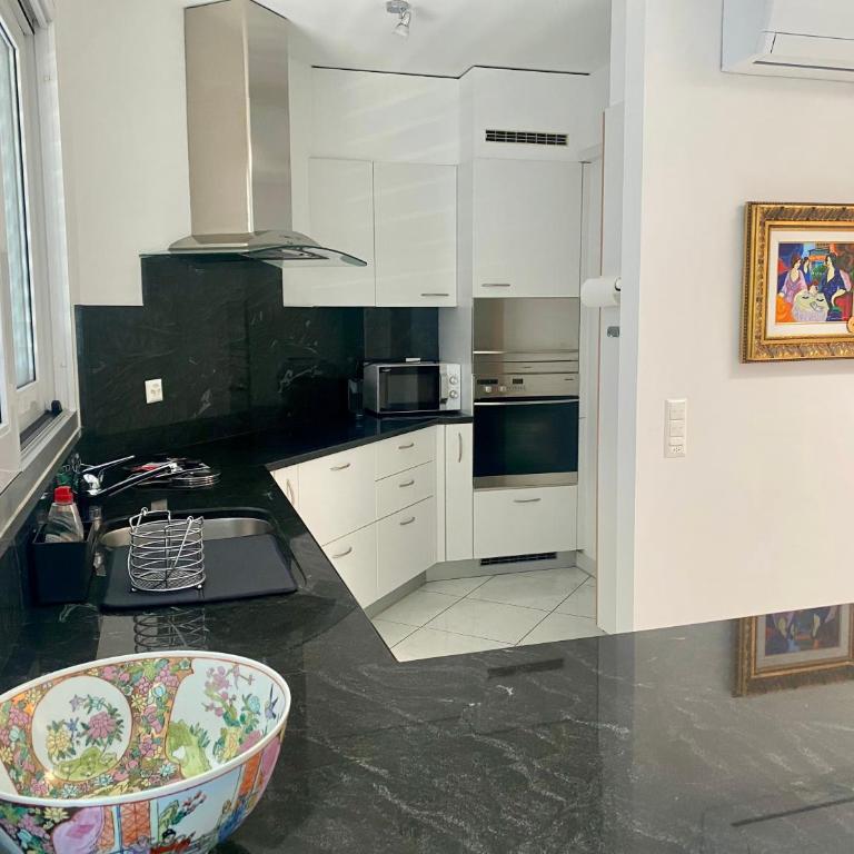 Holiday Penthouse - Two-Bedroom Deluxe Apartment with Balcony - 8