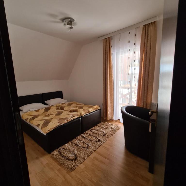 VILA KRUNA Apartments - Family Room with Balcony - 4