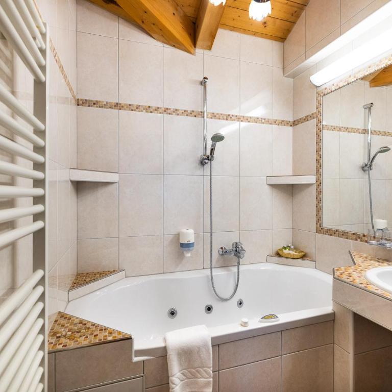 Hotel loj - our kind of place - Camera Quadrupla con Vasca - 1
