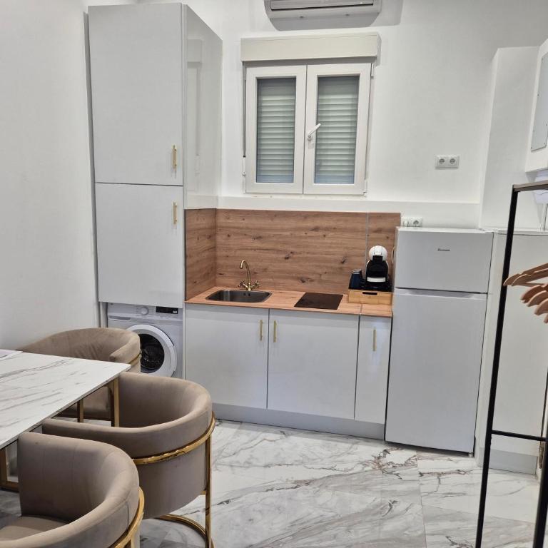 Downtown Apartments - Apartment with Balcony - 36