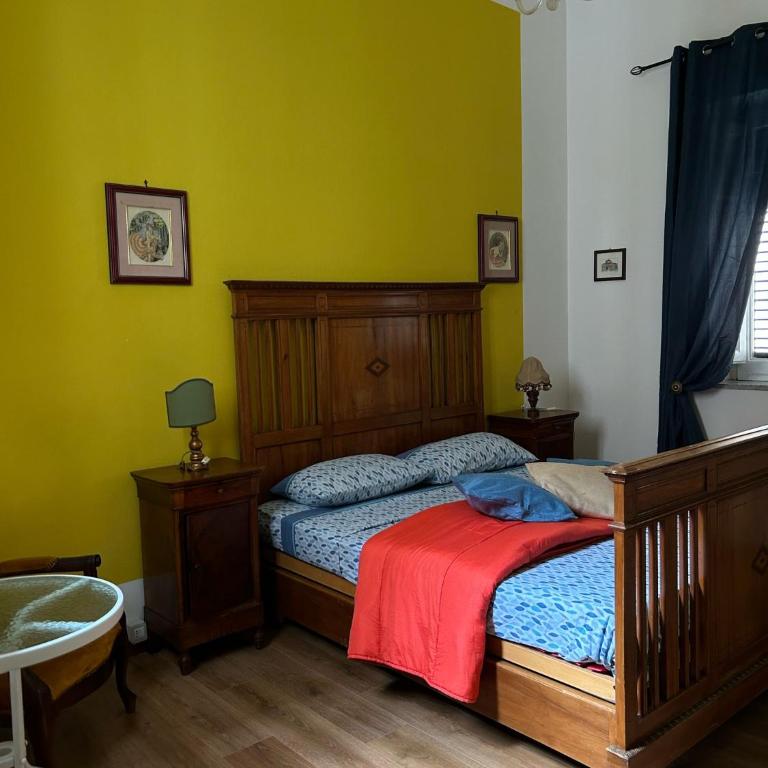 Leon - Double Room with Private External Bathroom - 3
