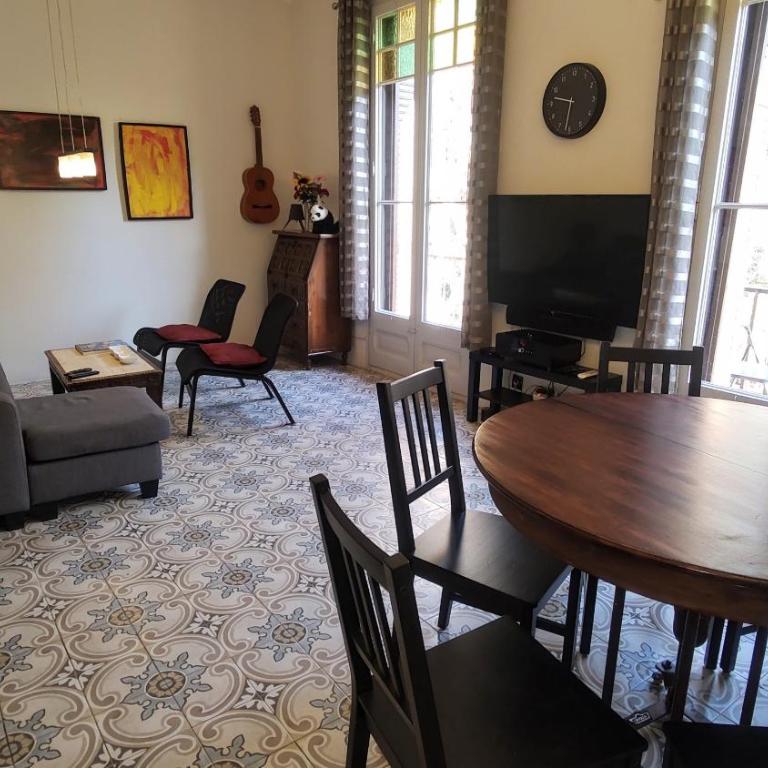 Spacious aptmt close to Pl Universidad and Pl Catalunya, 2,5 bedrooms, balcony, heating, elevator Min 31 nights - Two-Bedroom Deluxe Apartment with Balcony - 3