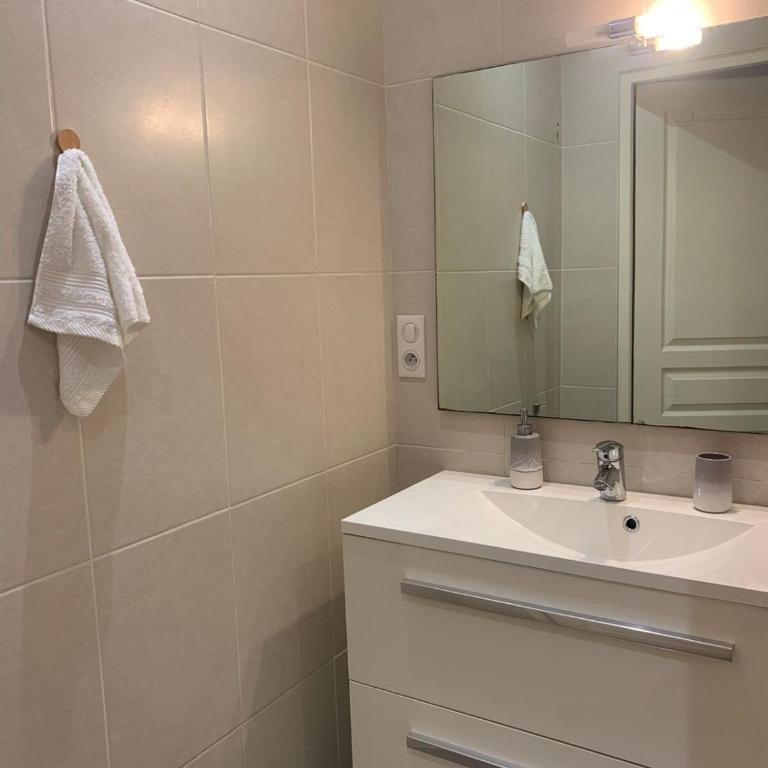 Spacious and central apartment - One-Bedroom Apartment - 7