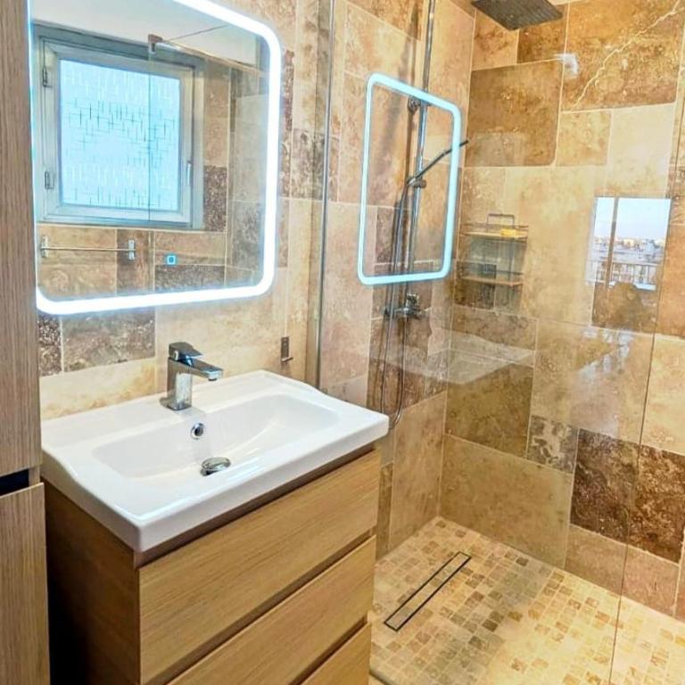 3P 72m2 Climatisé Vue exceptionnelle Cathédrale St Nicolas et Mer - Appartement 2 Chambres Deluxe avec Balcon - 21