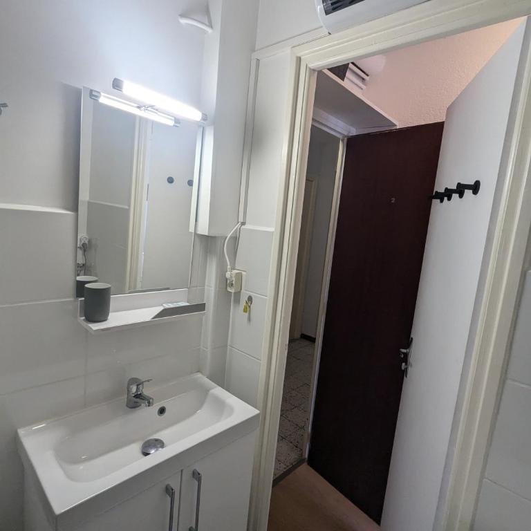 Studio Rue Castellane pour Cure ou Tourisme Vert à 2 min des Thermes - Appartement 1 Chambre - 10