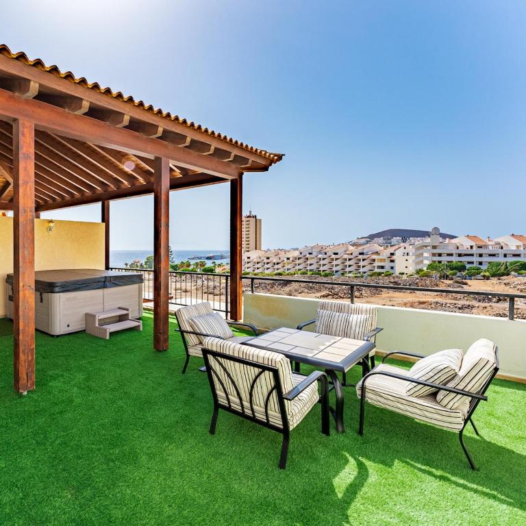 4 Bedroom Villa with Jacuzzi, heated Swimmingpool, front Ocean and view ! - Villa - 1
