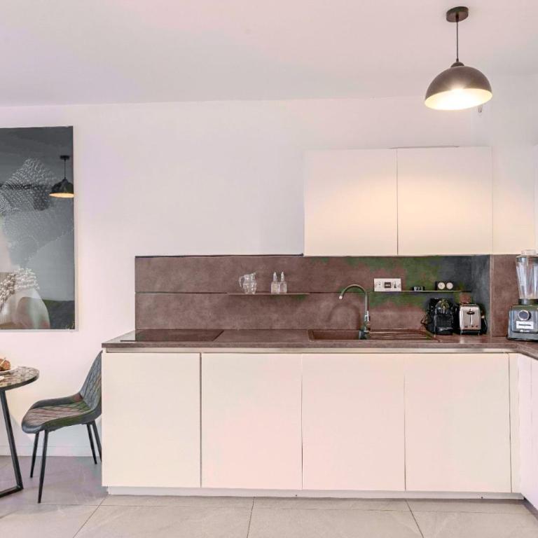 BEAUTIFUL 1 - BR APARTMENT - Next To Rue Antibes - Apartment - 8