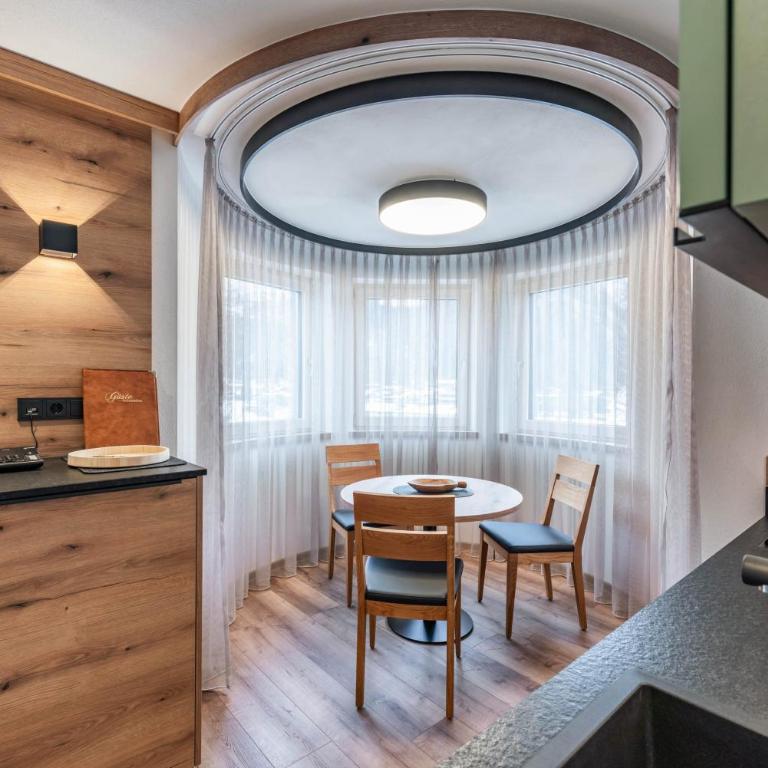 Montana Apartments Mayrhofen - Apartment mit 1 Schlafzimmer und Balkon - 2