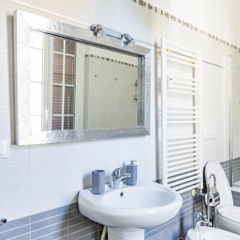 Affittacamere Dalla Patagonia - Two-Bedroom Suite with Private External bathroom - 17